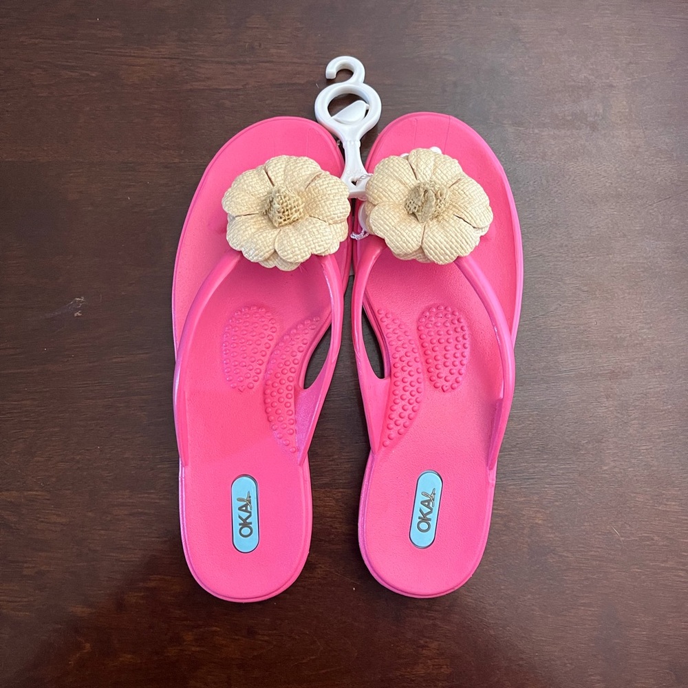 NWT Oka B Thong Sandals / Flip Flops, Size M (6.5-7.5)